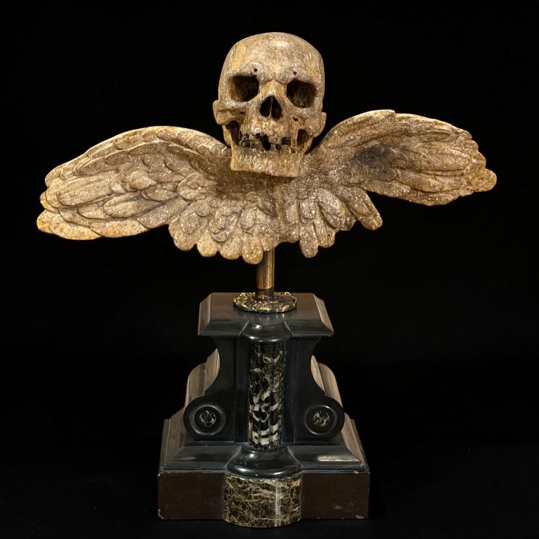 B-TESCHIO ALATO – Memento Mori su base in marmo – XIX secolo B-TESCHIO ALATO – Memento Mori su base in marmo – XIX secolo