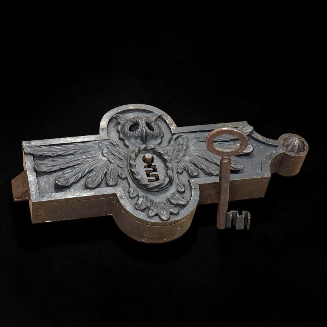 Large antique wrought-iron lock featuring an owl with outstretched wings, complete with key – 19th century Large antique wrought-iron lock featuring an owl with outstretched wings, complete with key – 19th century