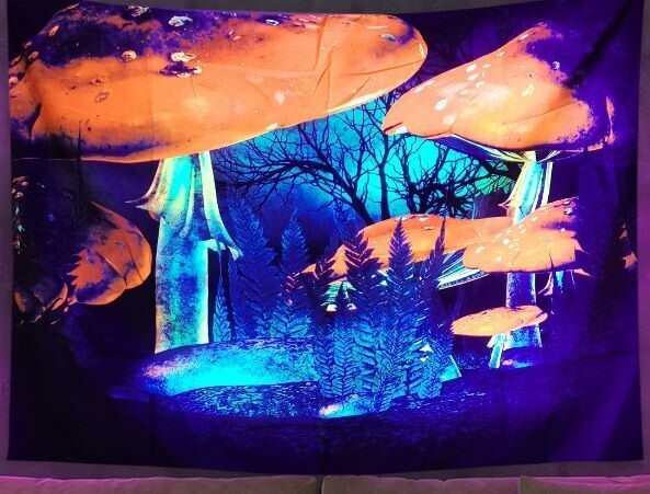 UV-Licht aktives Wandtuch/Wandteppich: Orange Riesenpilze (Schwarzlicht aktiv)