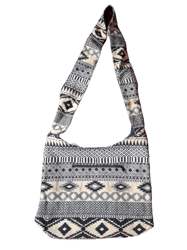 Große Hippie-Handtasche: weiße und schwarze  Zacken und Rauten (35x25x12cm)
