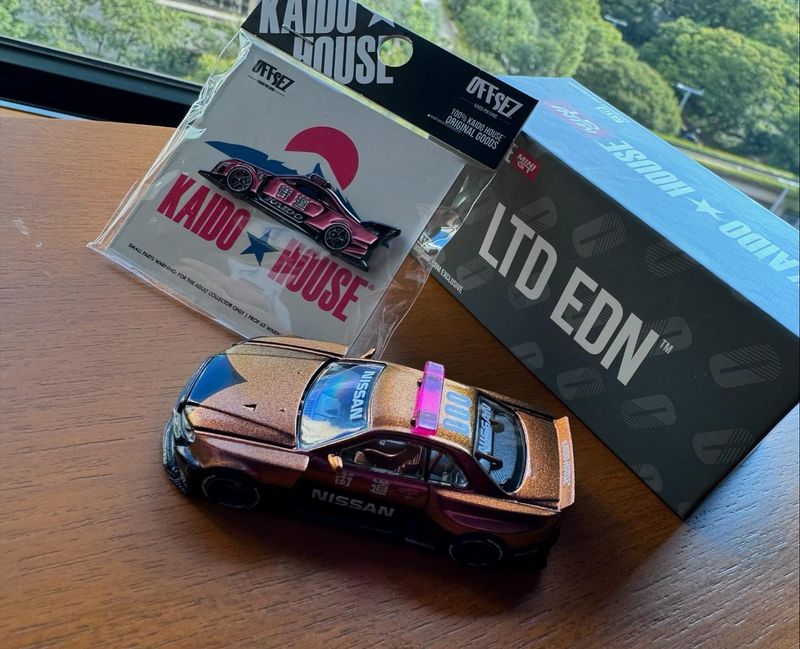 KAIDOHOUSE LTD EDN TOKYO NISSAN SKYLINE GT-R (R34) V2 Aero Police Magic Pink (KHMG133) with Pin | 2024 POP UP SPEED SHOP