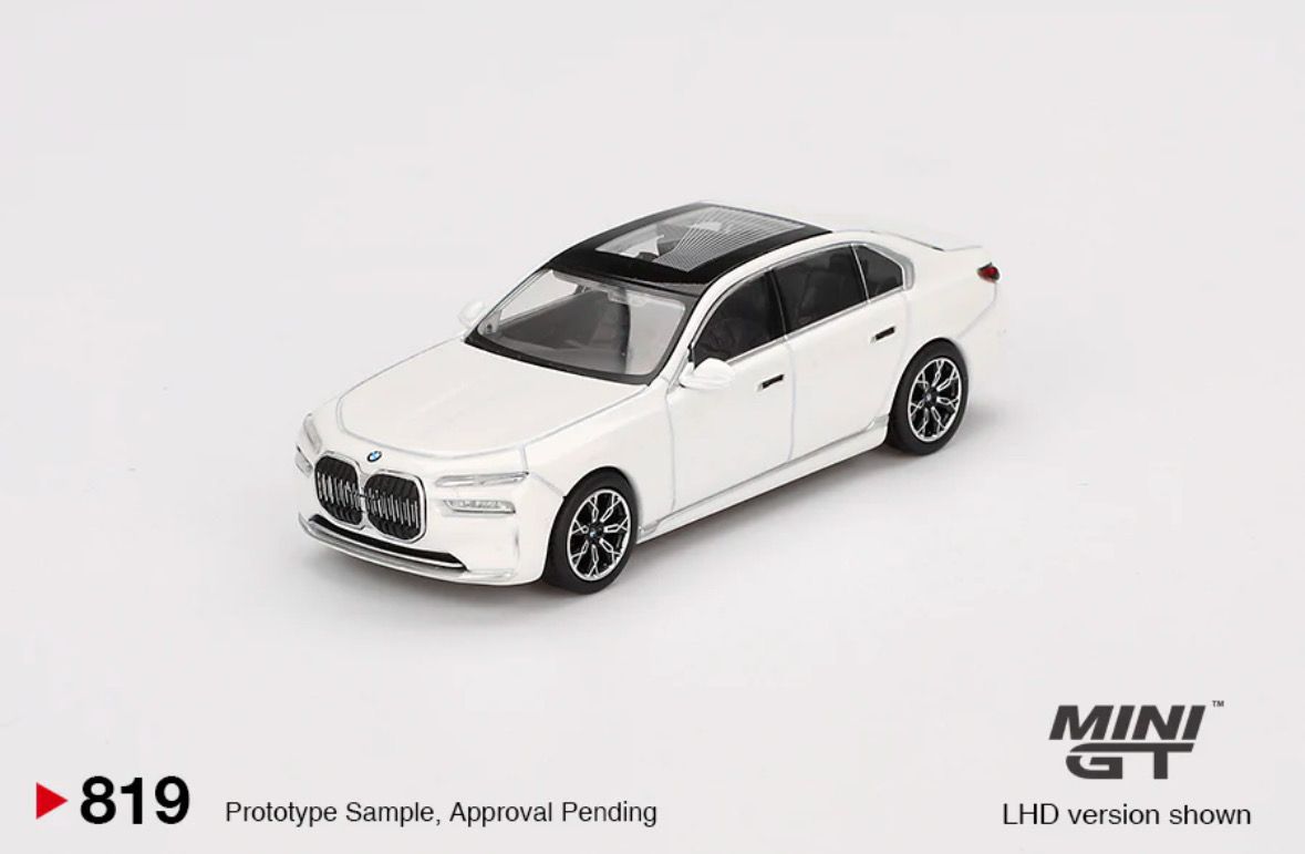 #819 MINI GT BMW i7 xDrive60 Mineral White