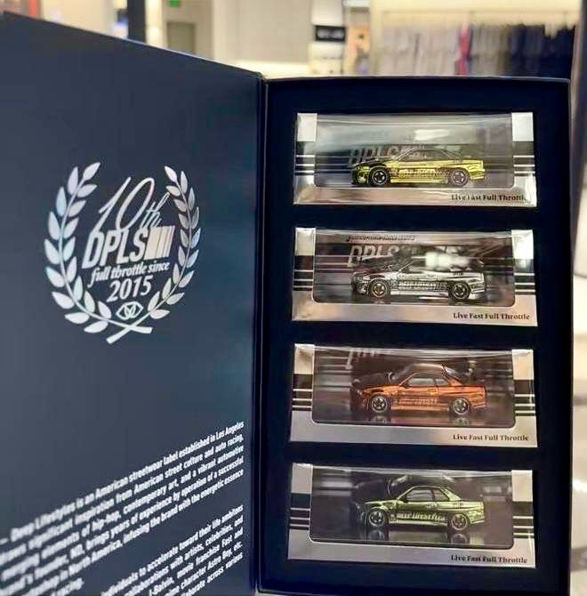 [PREORDER] INNO64 x DPLS Nissan Skyline GT-R34 Friends &amp; Family Gift Set Bundle