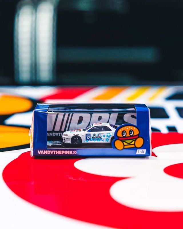 INNO64 x DPLS VANDYTHEPINK Nissan Skyline GT-R (R34) | 2025 Complex Con Special Edition