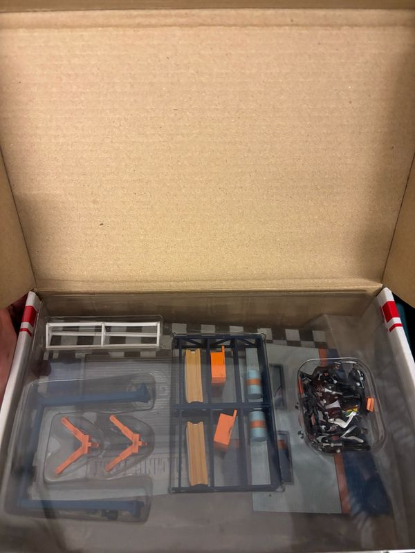 You&Me 1/64 Gulf Diorama Car Workshop
