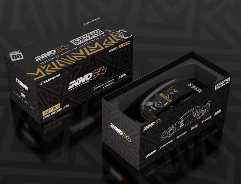 [PREORDER] INNO64 x D/Stans Carbon Fibre Buckle Keychain Display + Nissan Skyline GT-R32 Black VIP Exclusive | 2026 GT SHOW