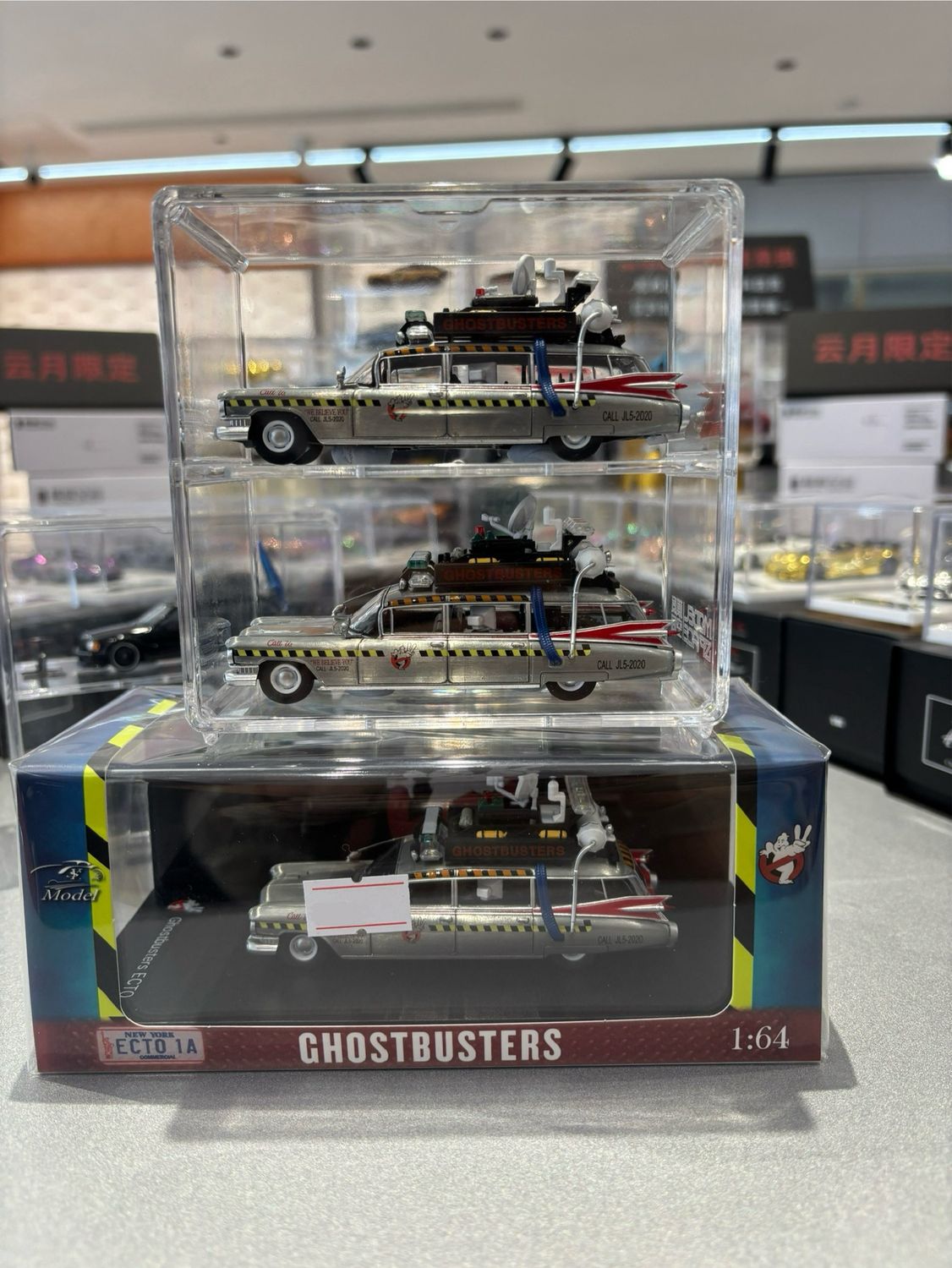 [PREORDER] Ghostbusters 1/64 Ecto 1A Model Car Chrome Silver