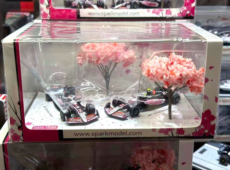 [PREORDER] Spark Model Haas VF-25 Japanese GP 2025 #31 Esteban Ocon &amp; #87 Oliver Bearman 2-Car Set | 2026 Hobby Expo China