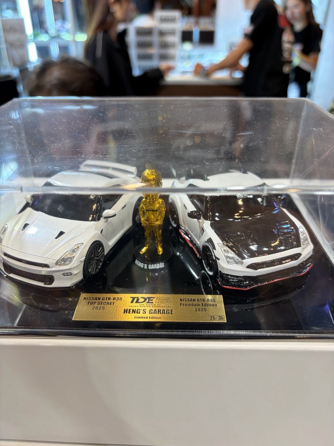 [PREORDER] Heng’s Garage Nissan GTR-R35 TOP SECRET &amp; Premium Edition 2025 with Gold Figurine in Acrylic Box Set | 2026 Thailand Diecast Expo