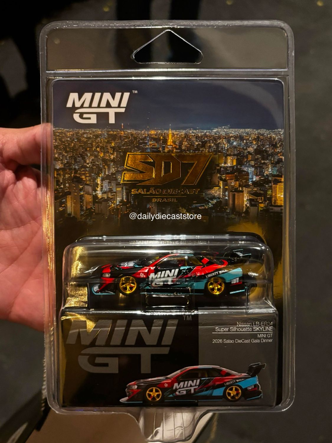[PREORDER] #1246 MINI GT Nissan LB-ER34 Super Silhouette Skyline with Merchandise Set | 2026 Salao Diecast Gala Dinner