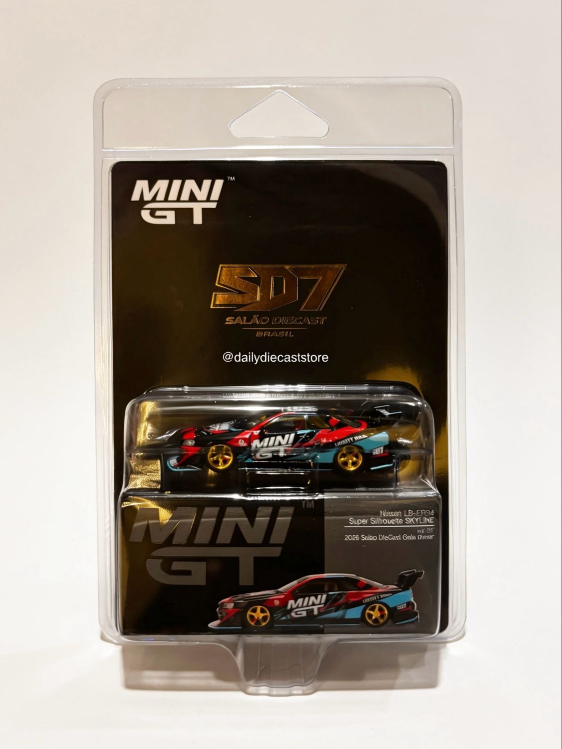 [PREORDER] #1246 MINI GT Nissan LB-ER34 Super Silhouette Skyline with Merchandise Set | 2026 Salao Diecast Gala Dinner