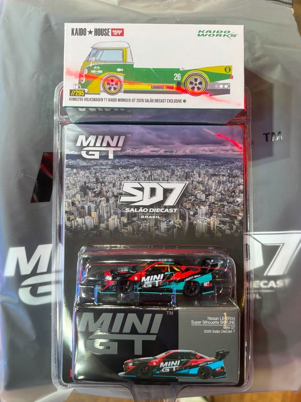[PREORDER] #1245 MINI GT Nissan LB-ER34 Super Silhouette Skyline &amp; Volkswagen T1 Kaido Works® GT (KHMG295) with Merchandise Set | 2026 Salao Diecast Brazil