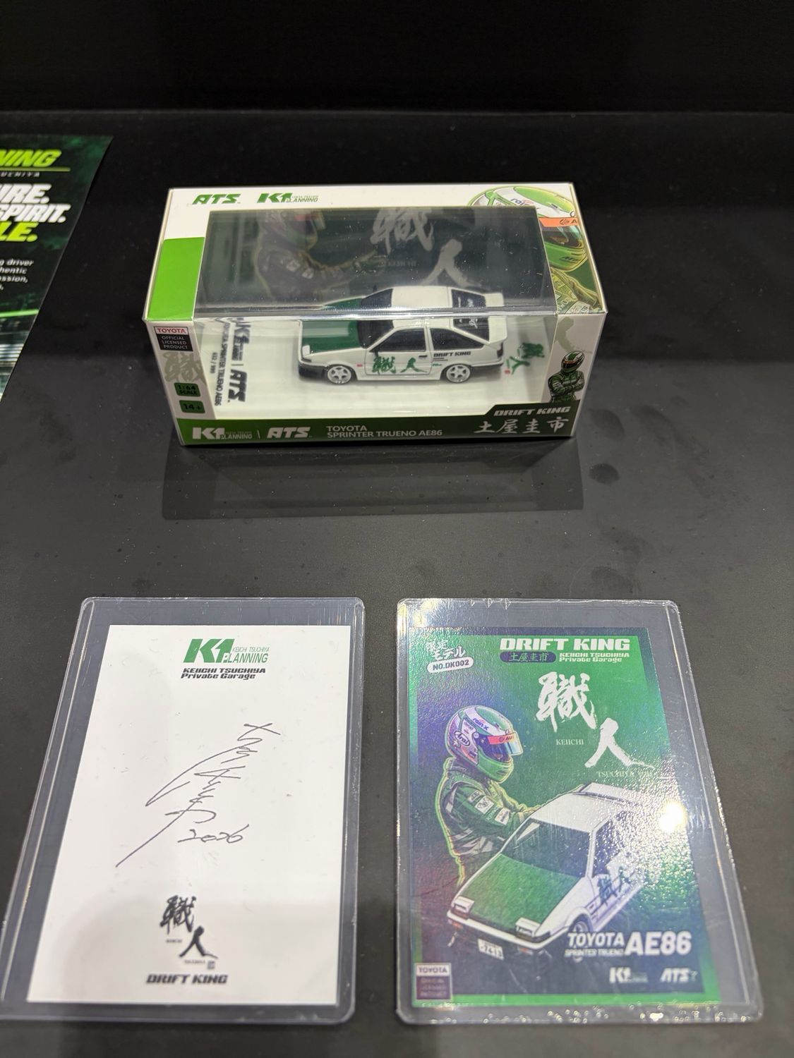 ATS Model x Keiichi Tsuchiya Toyota Sprinter Trueno AE86 “Drift King” K1 Planning w/ Signature Card Set | 2026 Tokyo Autosalon KL