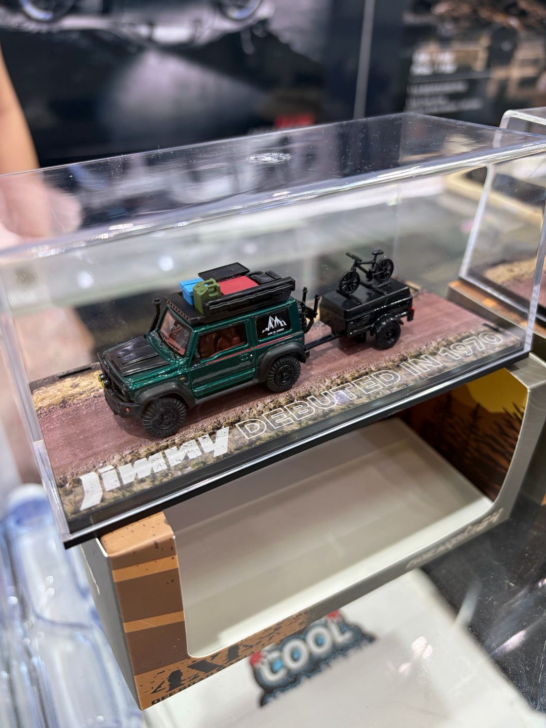 [PREORDER] Fine Works 64 Suzuki Jimny Green w/ Trailer Attachment &amp; Accessories