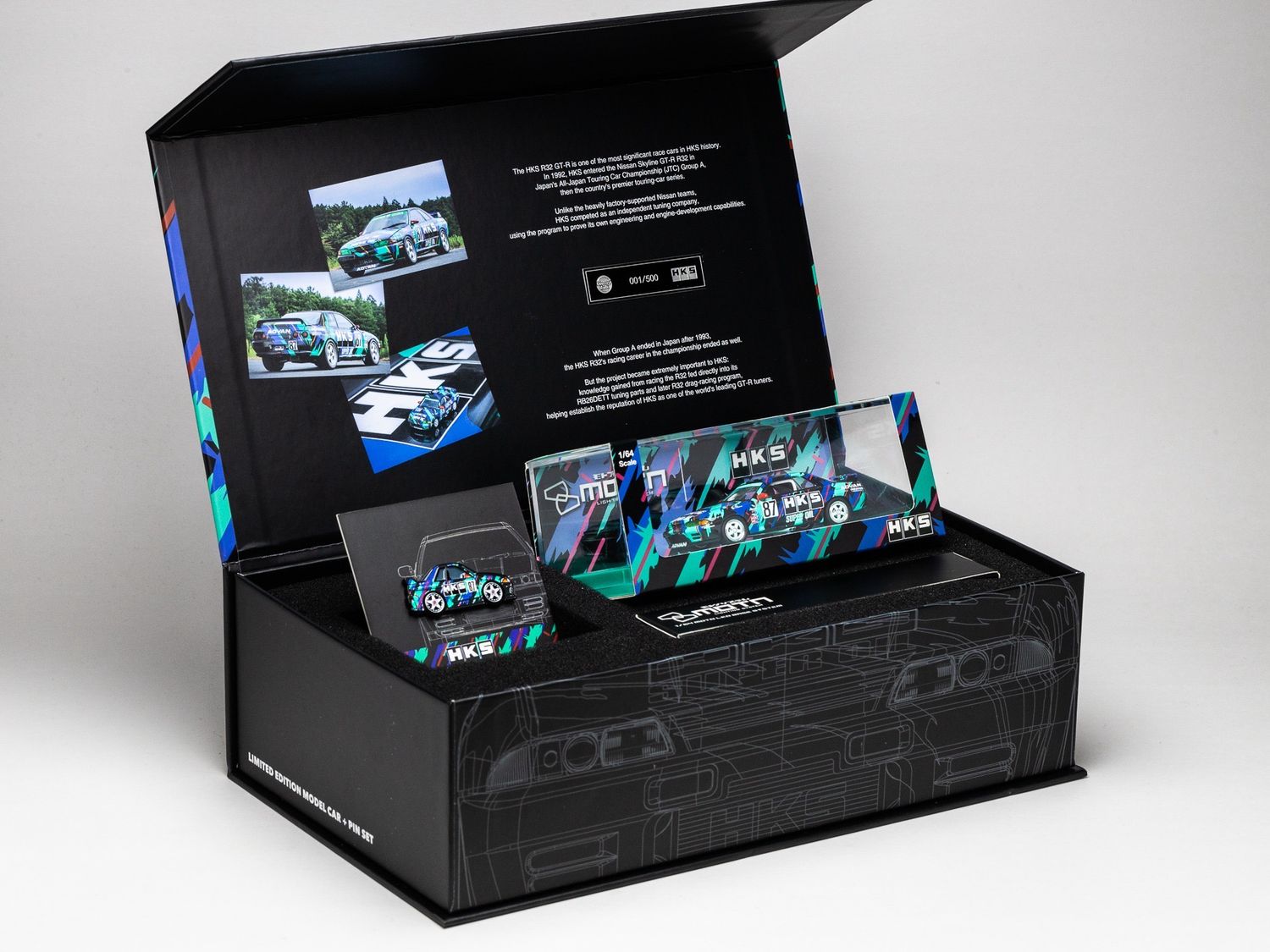 [PREORDER] HKS x KYOSHO x LEEN Customs x DIECASTTALK JCCS Nissan Skyline R32 GT-R (JTC) Group A Car &amp; Pin Box Set