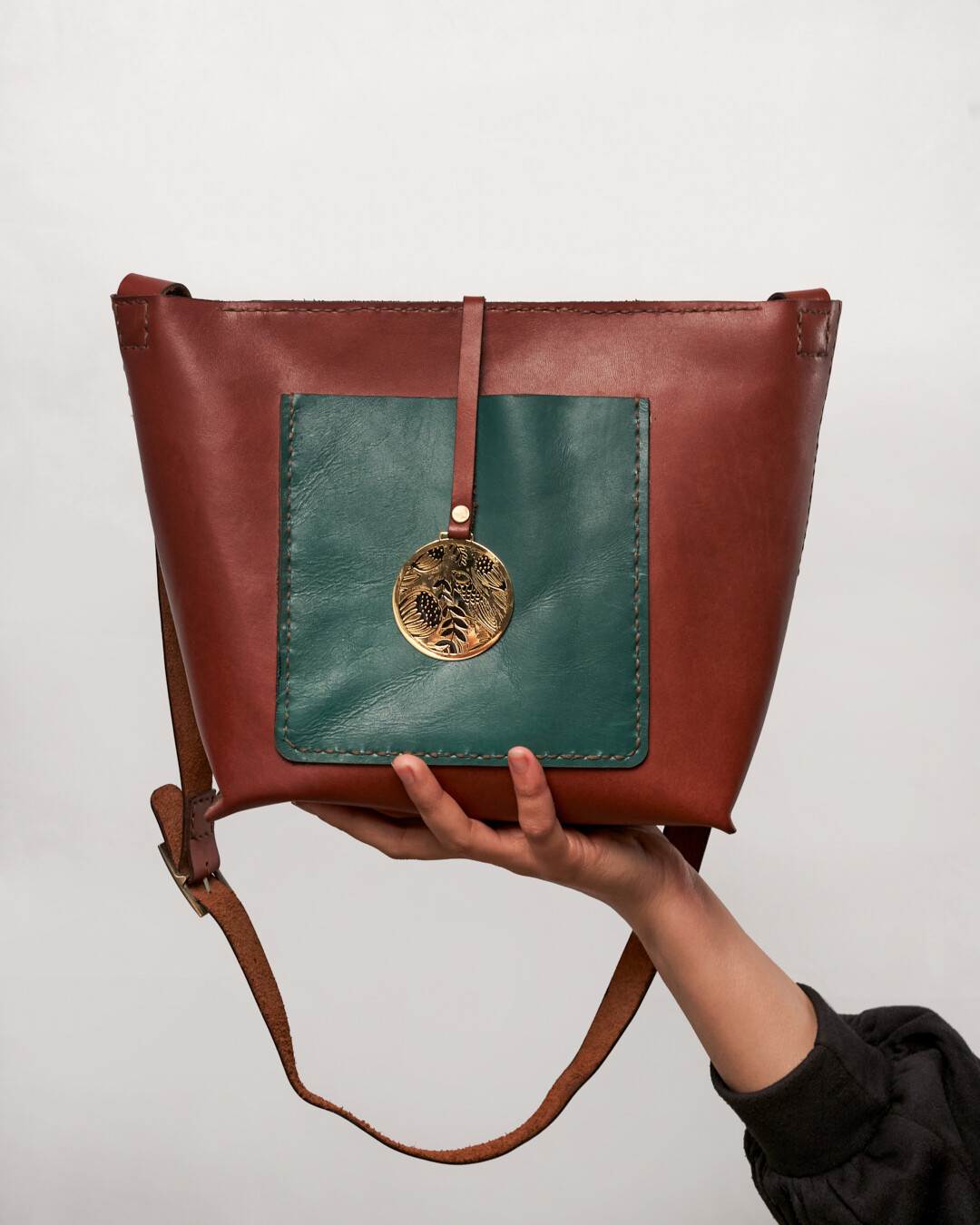 Tote Cross bag with designed brass accessory
