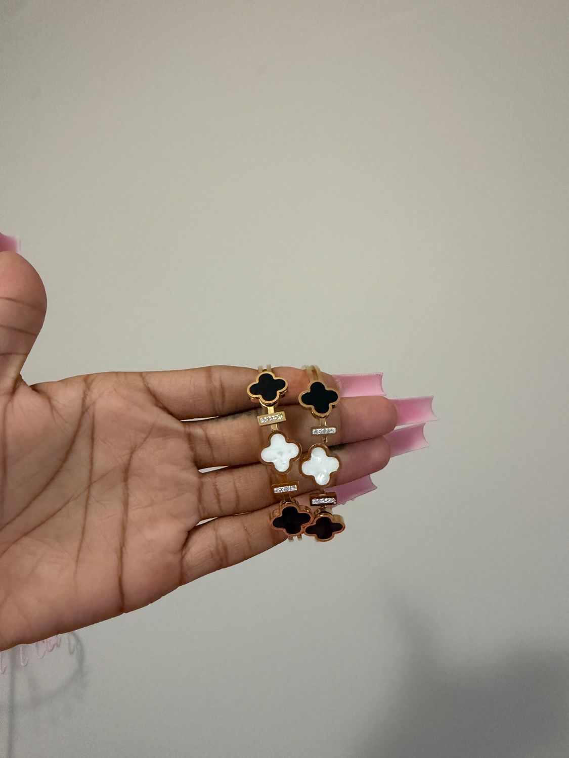 Clover black and white bracelet set