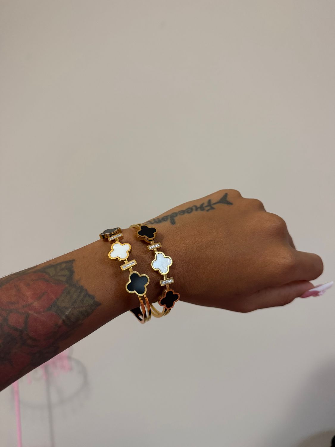 Clover black and white bracelet set