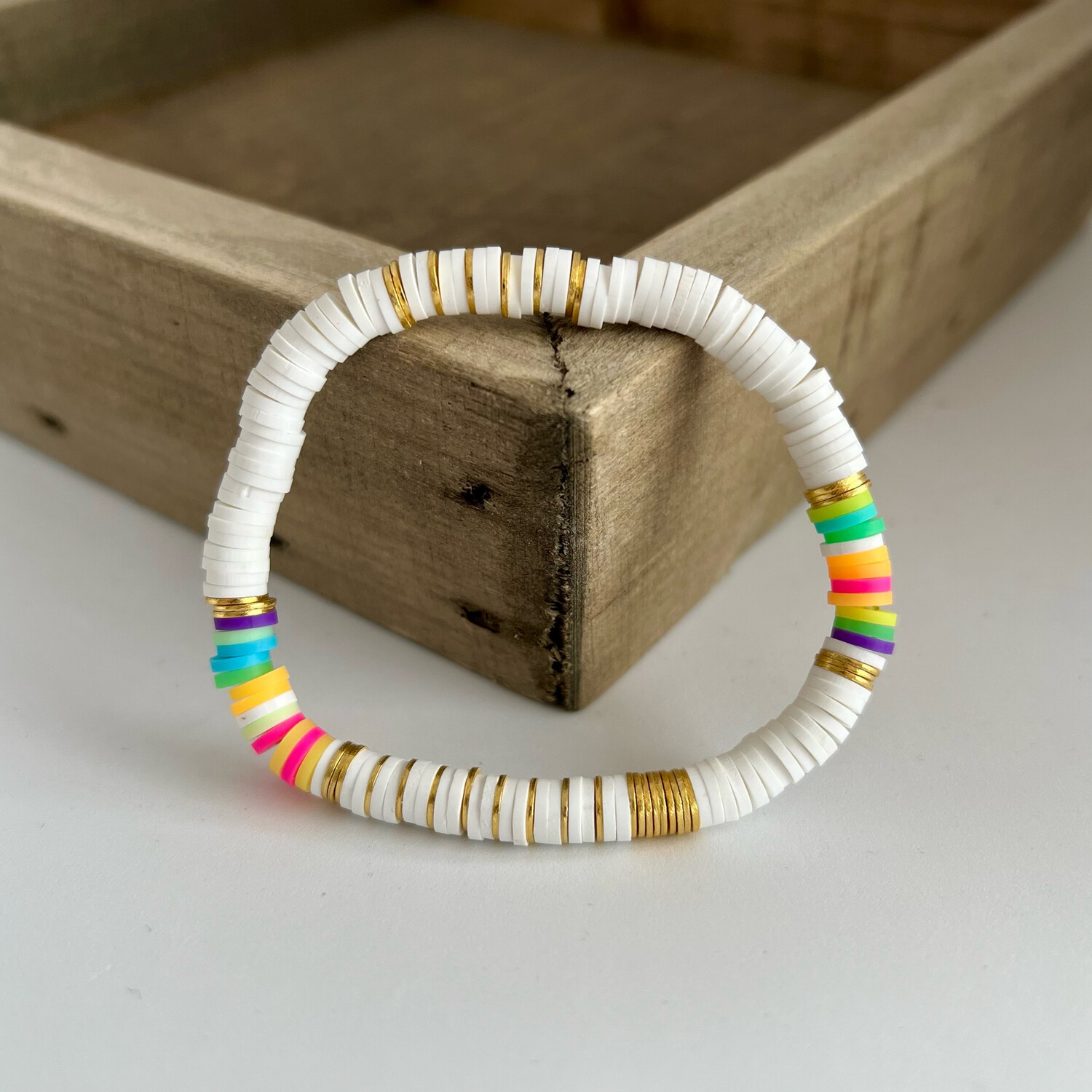 heishi-armband regenbogen mit gold