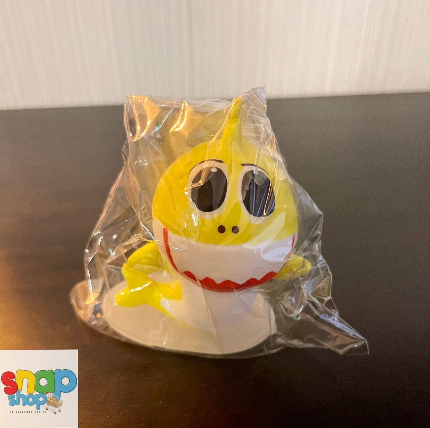 Vela figura Baby Shark amarillo