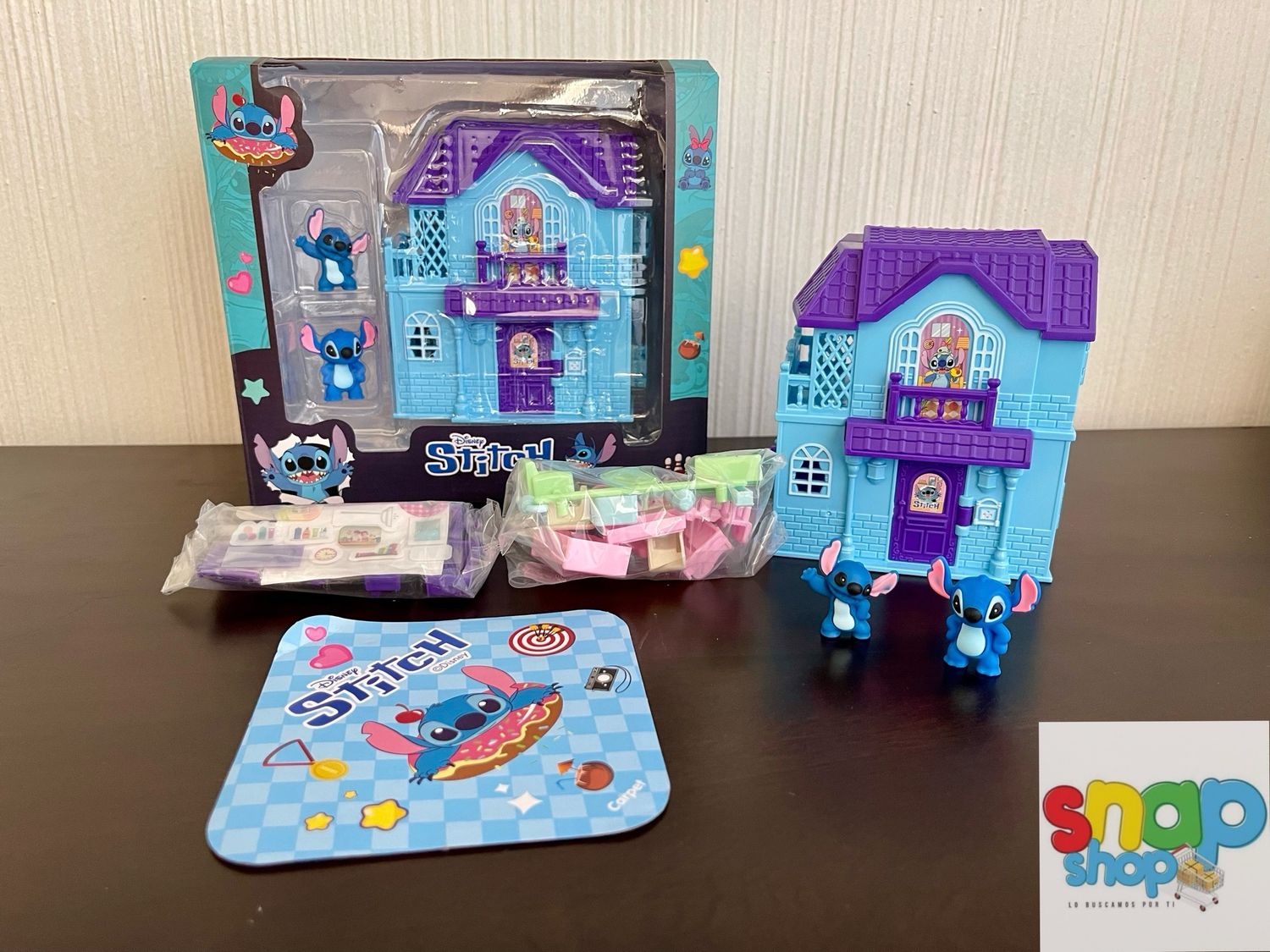 Casita con accesorios y figuras miniatura Stitch