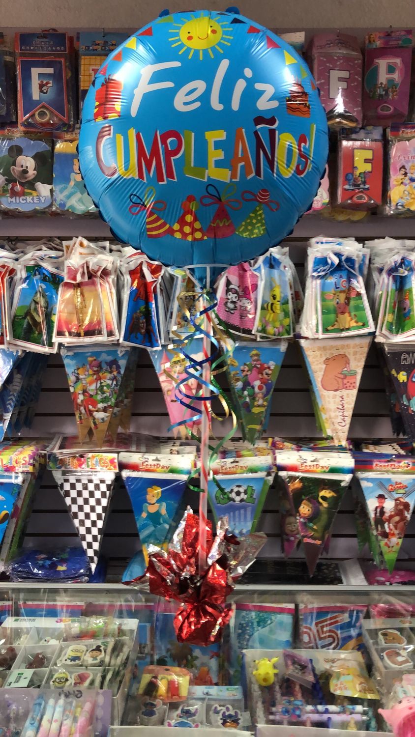 Arreglo de globo metálico con base de barro
