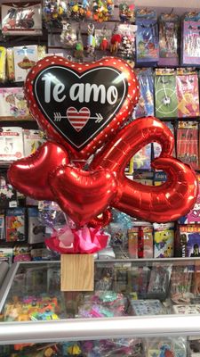Arreglo de globo metálico con base de madera