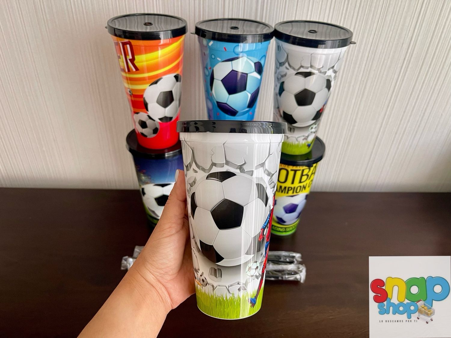 Vasos plásticos con pajilla de fútbol