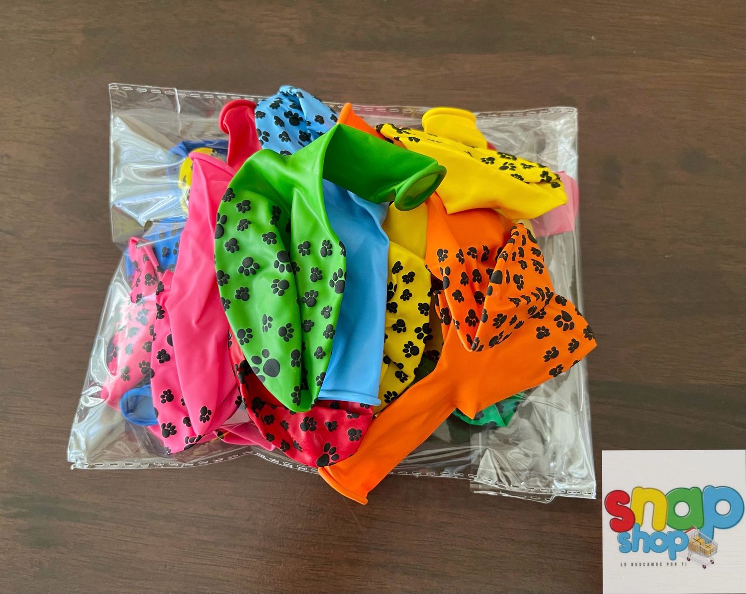 Paquete de 24 globos látex de colores huellas 🐾