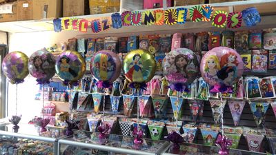 Arreglos de globos metálicos con base de barro