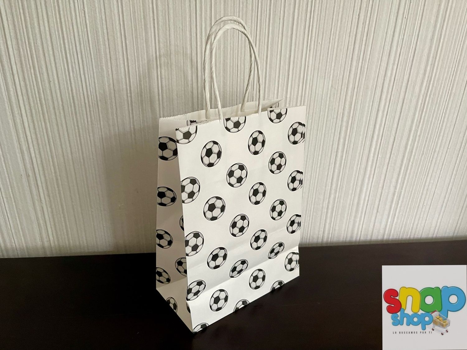 Paquete 12 bolsas para sorpresas diseño fútbol / blanco ⚽️