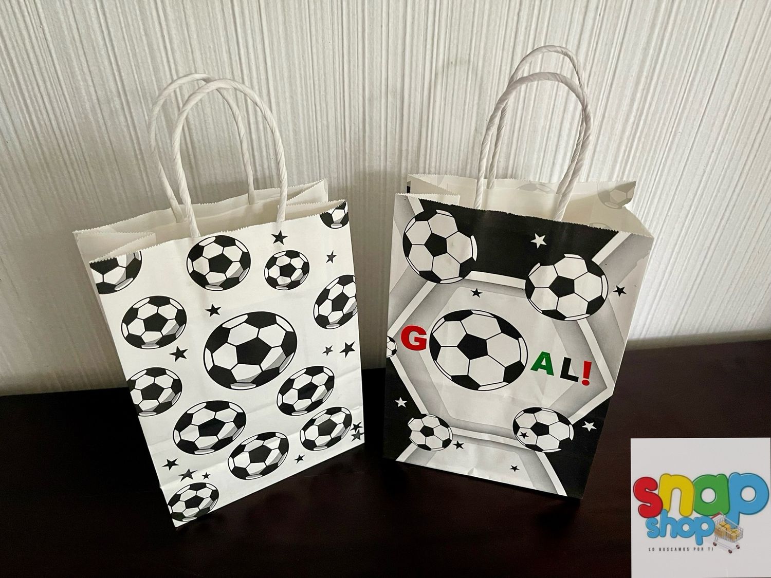 Paquete 12 bolsas para sorpresas diseño fútbol  negro con blanco ⚽️