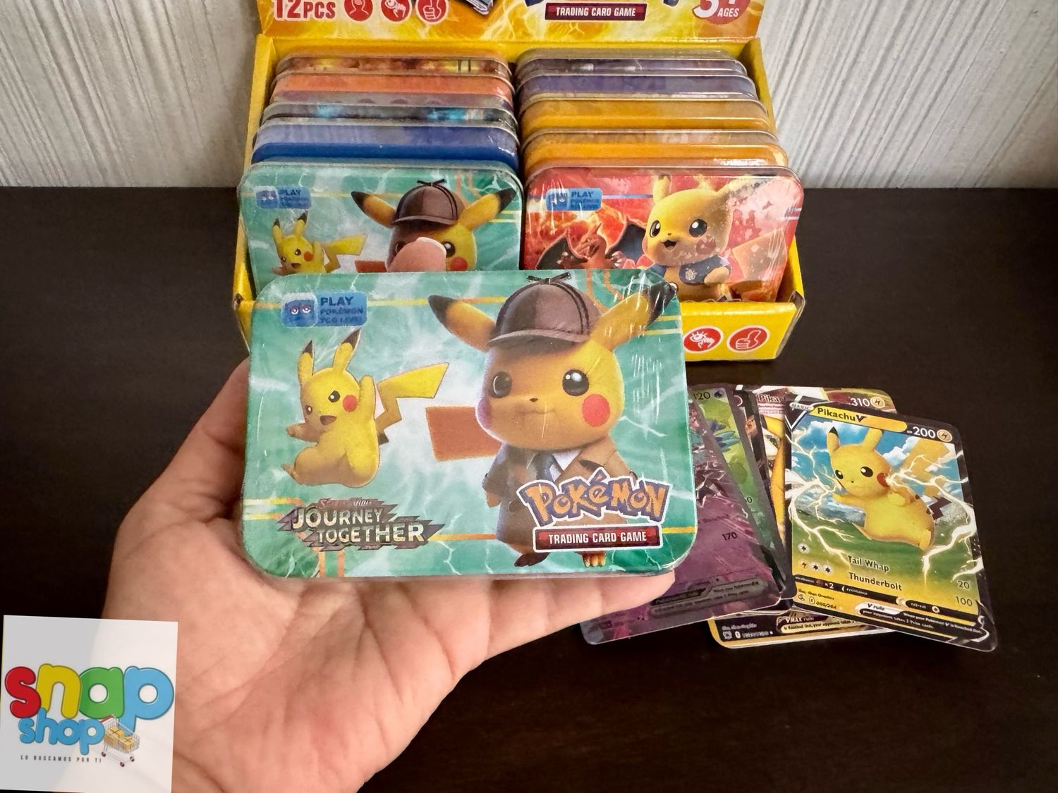 Caja metálica con cartas Pokemon