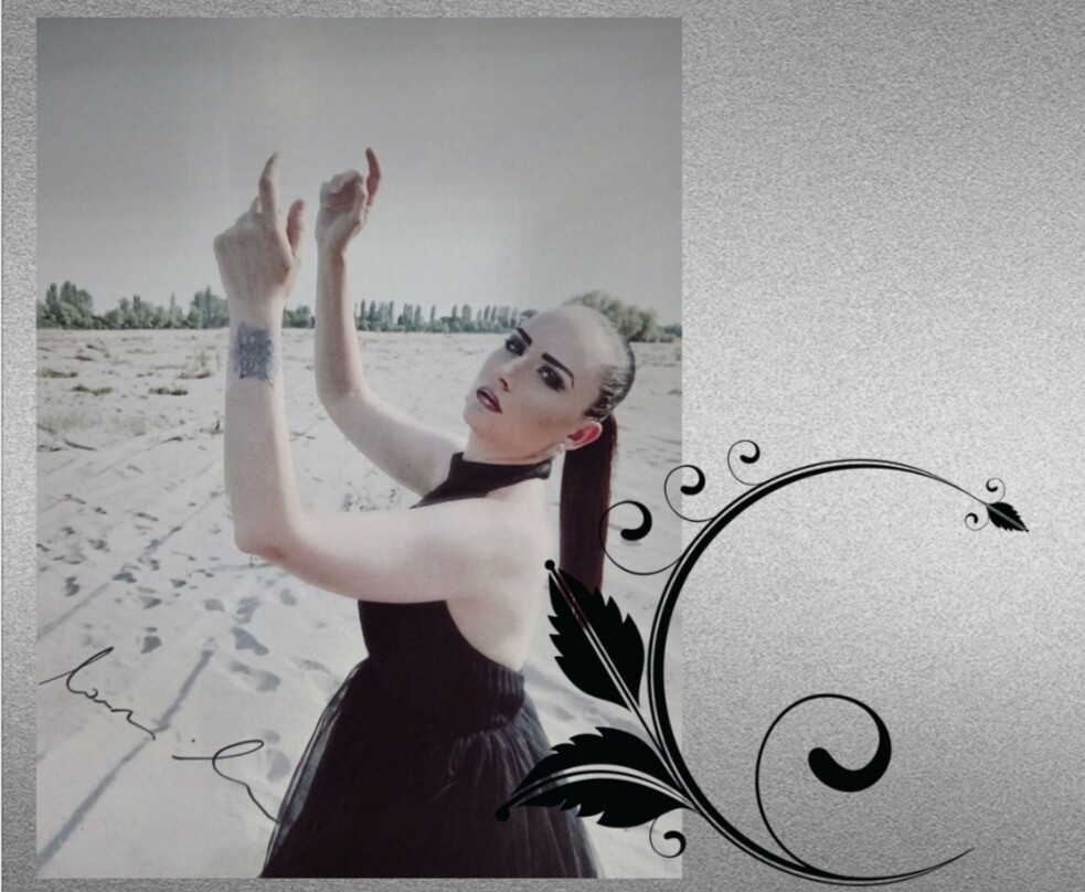 AN AUTOGRAPHED OFFICIAL ETEREA PIC