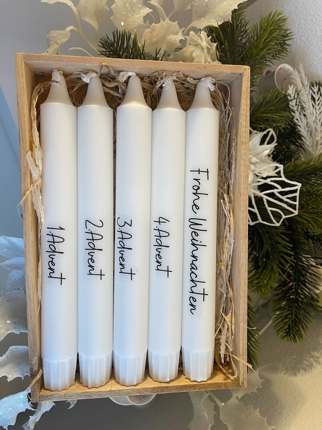 Adventskerzen weiß im Set mit Geschenkbox aus Holz