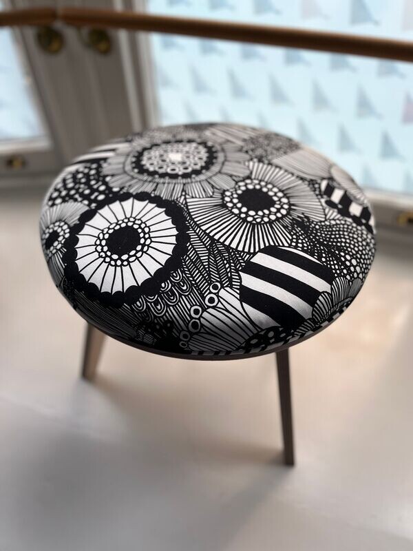 Marimekko Siirtopuutarha  Pieni Print Footstool B&W