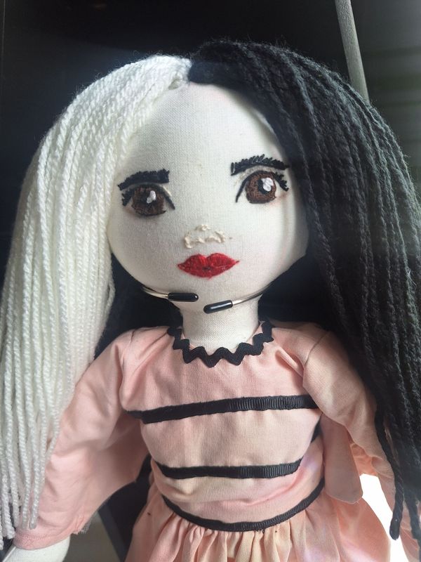 Handgemachte Lily Munster Stoffpuppe 45 cm mit Baumwollkleid und Tasche aus der Kultserie The Munsters
