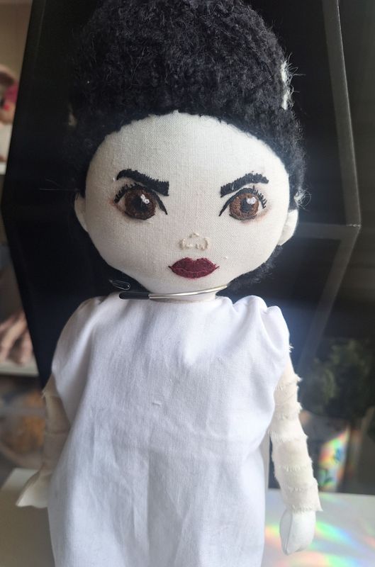 Handgemachte Frankensteins Braut Stoffpuppe 45 cm mit handbesticktem Gesicht und ikonischer Frisur aus dem Film Frankenstein 