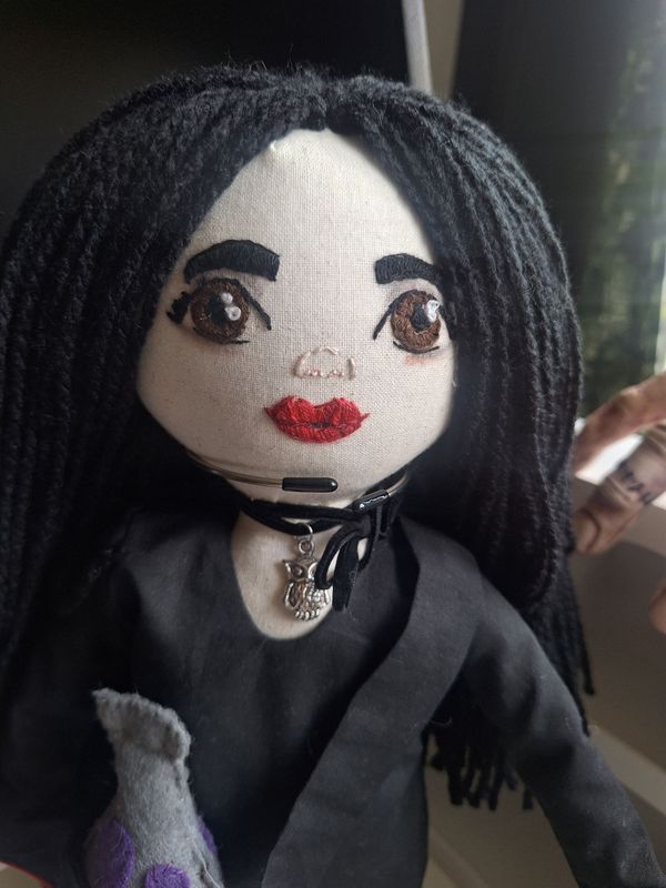 Detailreiche Morticia Addams Stoffpuppe handgenäht mit besticktem Gesicht und schwarzem Haar aus Polyacryl