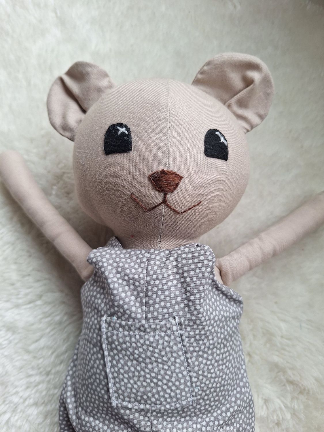 Handgemachter Kuschelbär 'Theo' - ein nachhaltiger Freund fürs Leben
