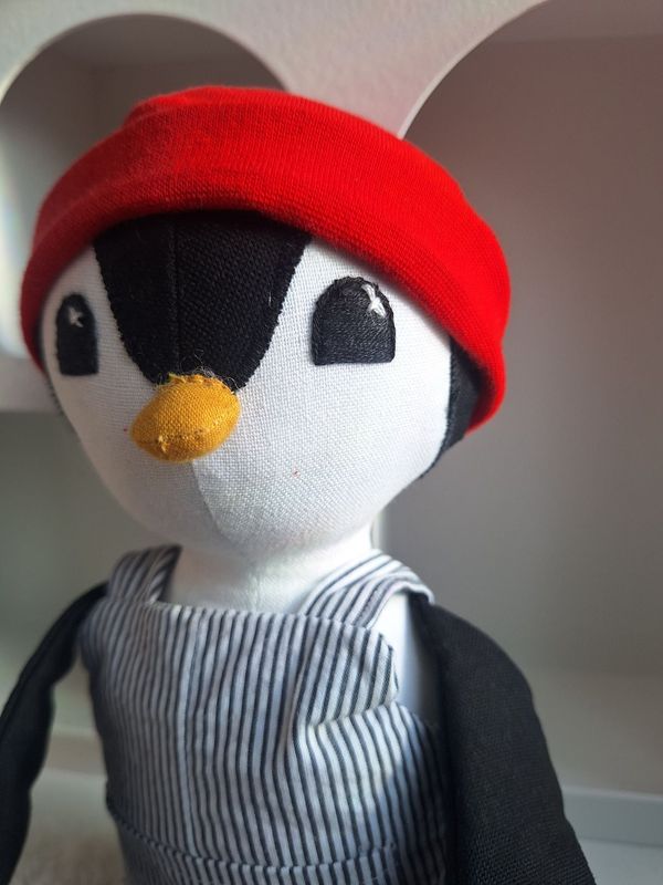 Handgemachtes Pinguinstofftier 'Platschi', handgefertigter Kuschelfreund