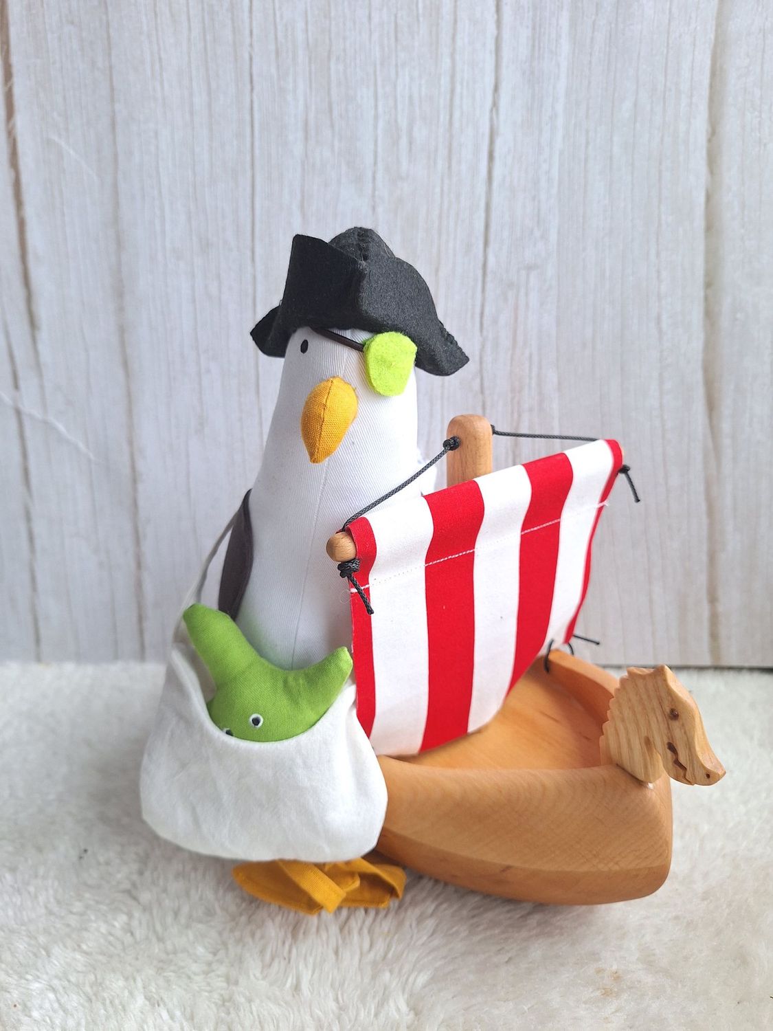 Handgefertigte Möwe im Piratenstyle mit Augenklappe, Piratenhut, Tasche und Seestern.