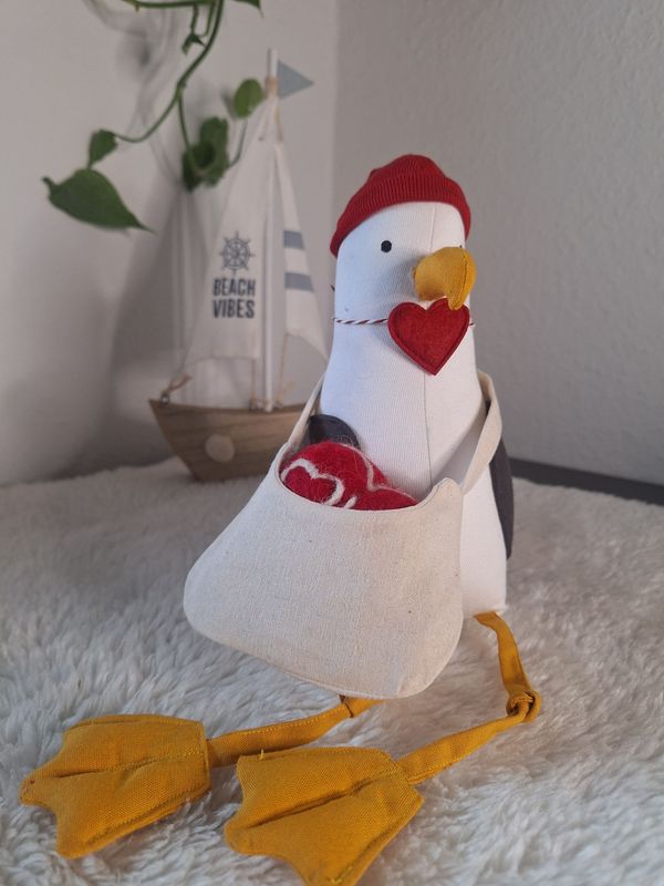Handgemachte Stoffmöwe mit Herz, Kantenhocker