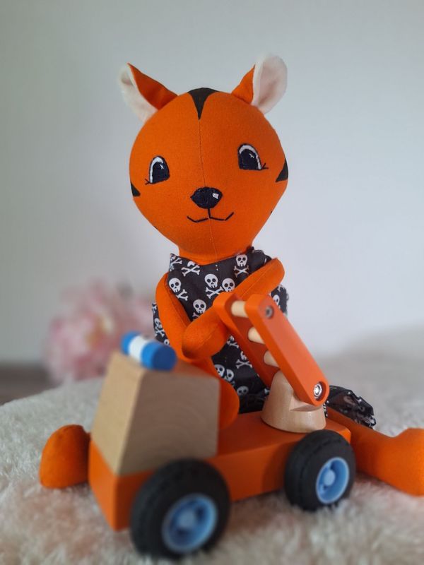 handgemachter Stofftiger, Kuscheltier, personalisierbar, Handgemachter Tiger aus reiner Baumwolle spielt mit einem Holzauto