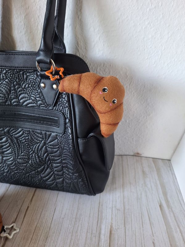 Croissant-Taschenanhänger aus Wollfilz – handbemalt, 13 cm Croissant-Taschenanhänger aus Wollfilz – handbemalt, 13 cm