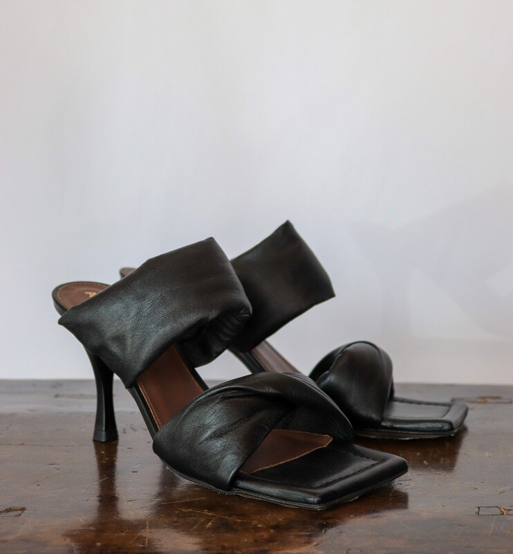 TWISTED STRAP BLACK