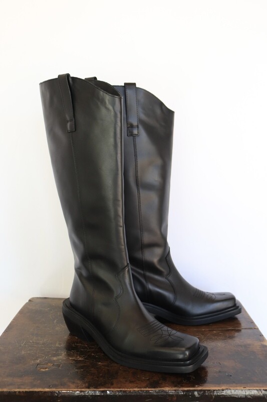 CATTLE BLACK BOOT