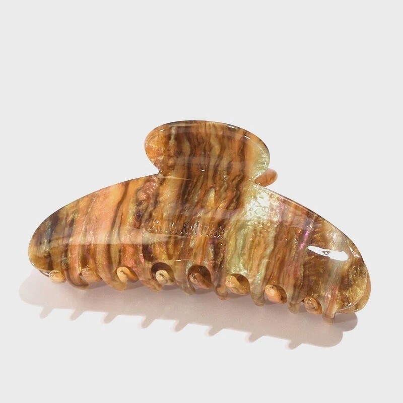 Grande Claw Clip in Tiger Eye