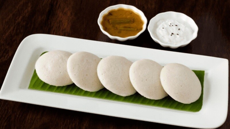 5 pcs Idly with Chutney and Sambhar