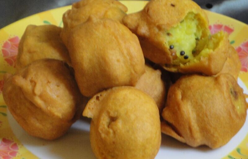 Aloo Bonda  (Batata Vada ) w/ Chutney - Catering Tray ( approx.80 units full,  approx. 40 units half )